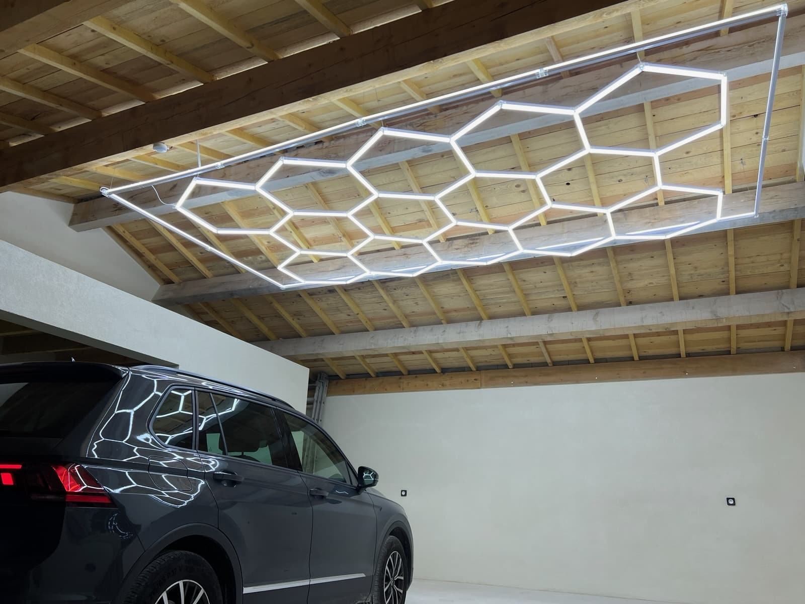 Lampe de plafond nid d'abeille hexagone garage 230V 2.4m x 4.8m Led blanc  550W 6500k Detailing Barber - PACALED SAS
