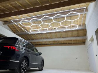 Lampe de plafond nid d’abeille hexagone garage 230V 2.4m x 4.8m Led blanc 550W 6500k Detailing Barber